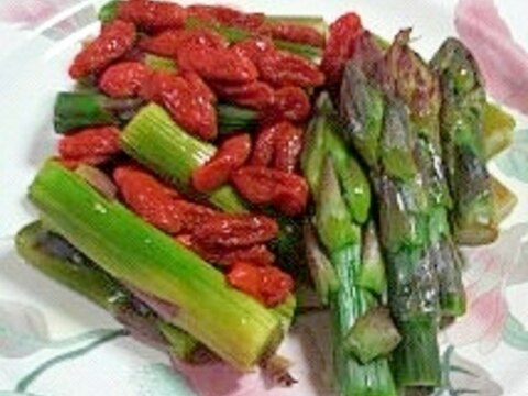 パープルアスパラのレンジ蒸しに クコの実 レシピ 作り方 By 2727椿 楽天レシピ